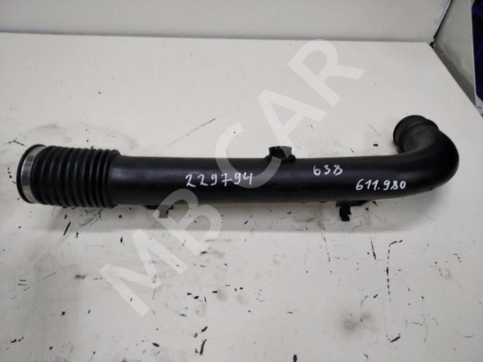 Патрубок воздушный MERCEDES-BENZ Vito W638 (1996 - 2003) фото 1 &mdash; Разборка Мерседес