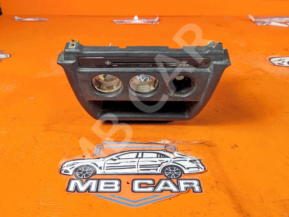 Накладка консоли (борода) MERCEDES-BENZ 190 (W201) W201 (1982 - 1993) фото 1 &mdash; Разборка Мерседес