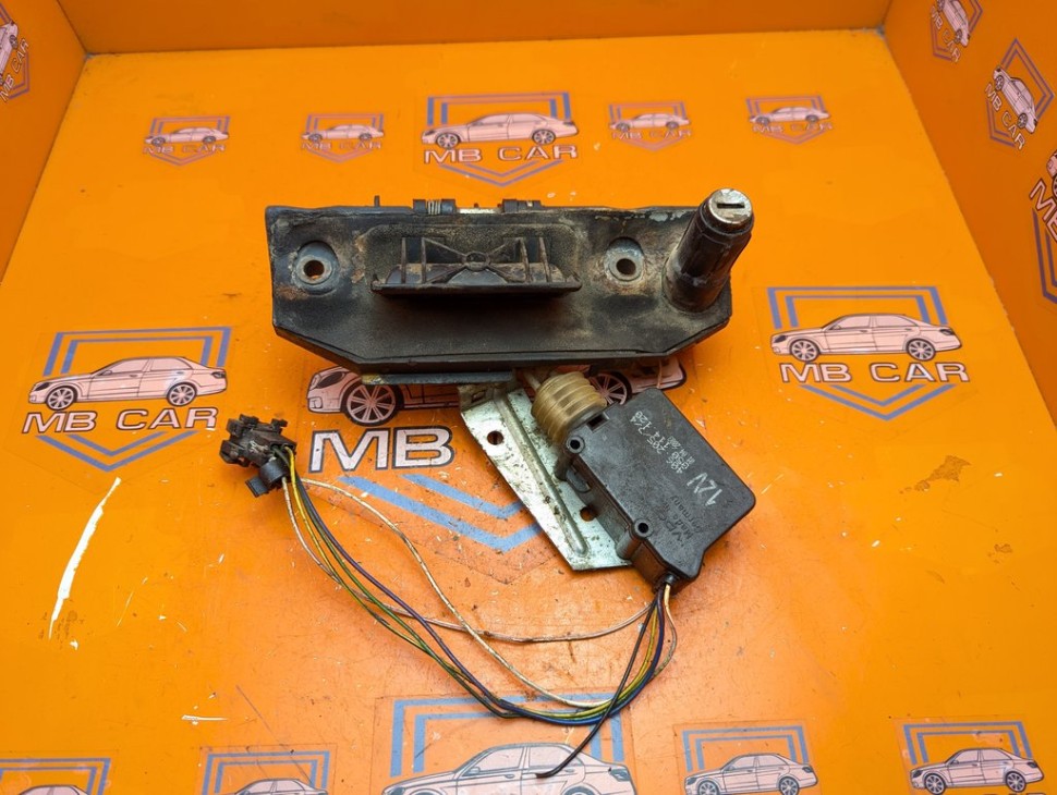 Ручка открытия багажника MERCEDES-BENZ V-класс W638/W639 (1996 - 2003) V 220 2.1 D AT (122 л.с.) фото 1 &mdash; Разборка Мерседес