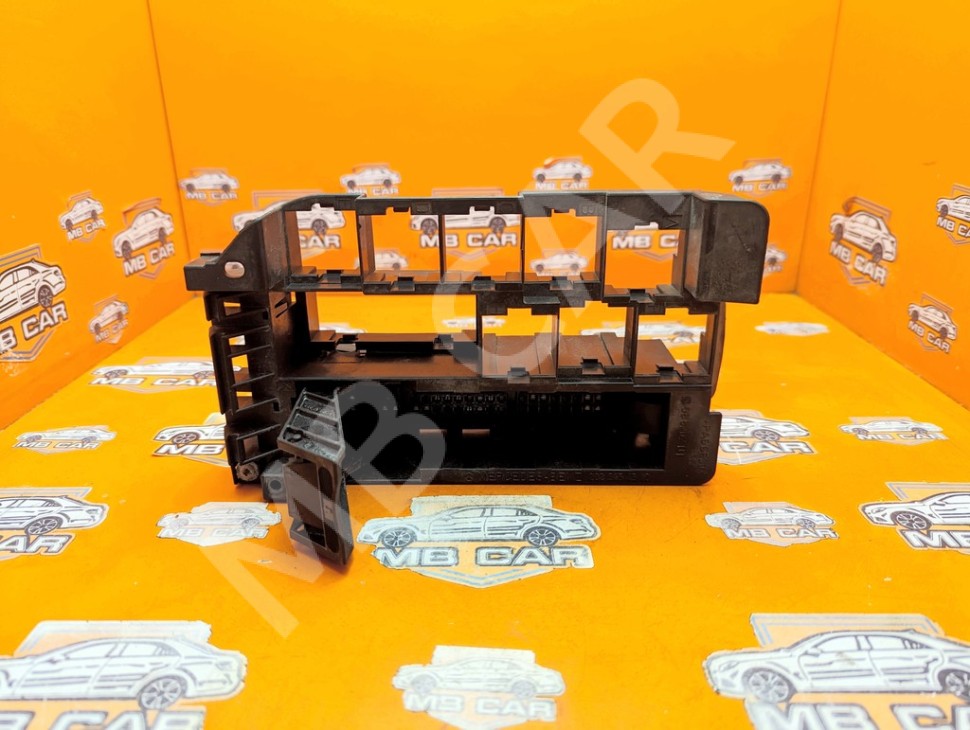 Корпус блока предохранителей MERCEDES-BENZ C-класс W202/S202 (1993 - 1997) фото 1 &mdash; Разборка Мерседес