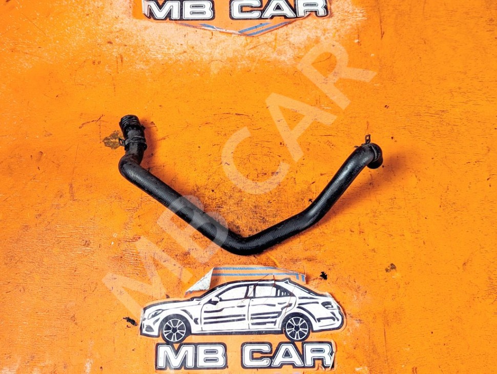 Патрубок ОЖ MERCEDES-BENZ CLA-класс C117/X117 (2013 - 2016) фото 1 &mdash; Разборка Мерседес