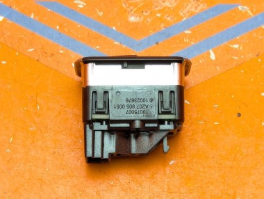 Кнопка открытия багажника MERCEDES-BENZ E-класс W212/S212/C207/A207 (2009 - 2013) &mdash; Разборка Мерседес