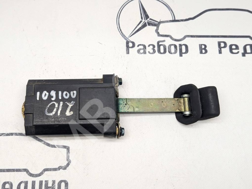 Ограничитель двери MERCEDES-BENZ E-класс W210/S210 (1995 - 1999) фото 1 — Разборка Мерседес