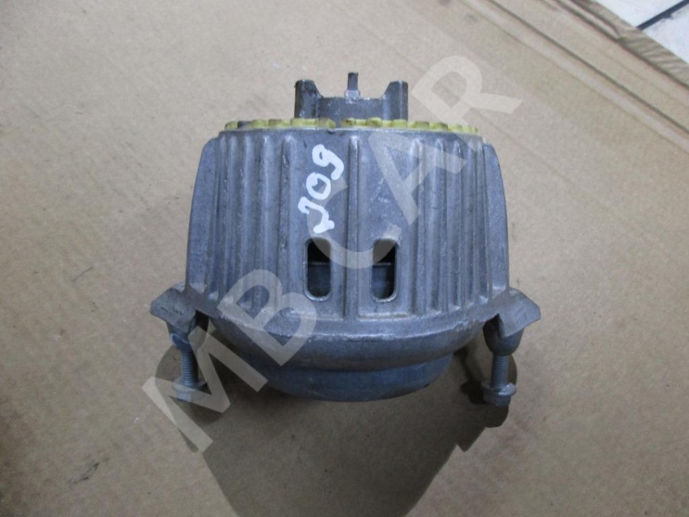 Опора двигателя MERCEDES-BENZ E-класс W212/S212/C207/A207 рестайлинг (2013 - 2016) фото 1 — Разборка Мерседес