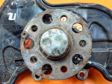 Кулак поворотный передний левый MERCEDES-BENZ E-класс W212/S212/C207/A207 рестайлинг (2013 - 2016) — Разборка Мерседес