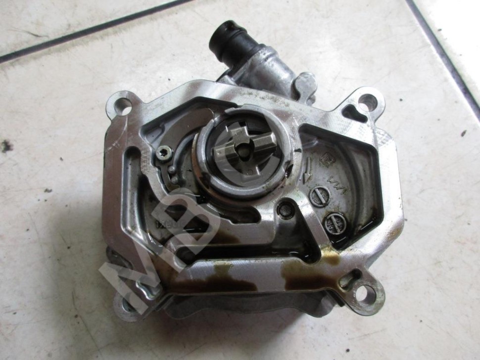 Насос вакуумный MERCEDES-BENZ A-класс AMG W176 (2013 - 2015) фото 1 — Разборка Мерседес