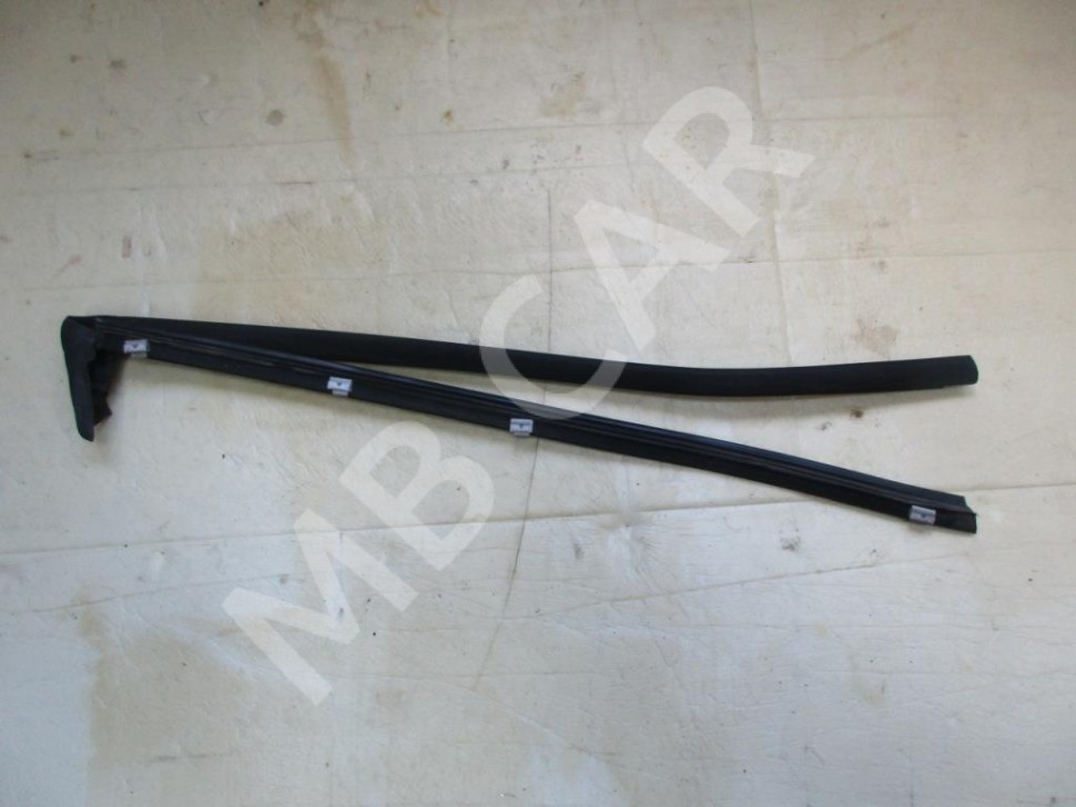 Уплотнитель стекла двери MERCEDES-BENZ CLK-класс C209/W209 (2002 - 2005) фото 1 — Разборка Мерседес