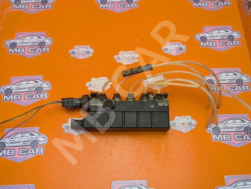 Блок клапанов пневмоподвески MERCEDES-BENZ S-класс W220 (1998 - 2005) фото 1 &mdash; Разборка Мерседес