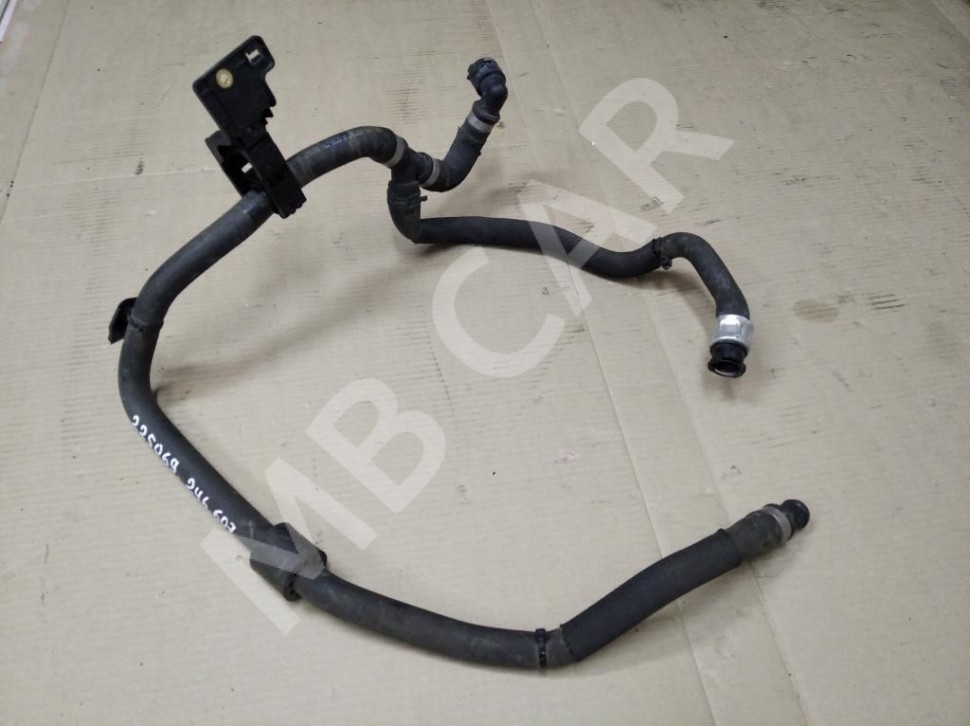 Патрубок ОЖ MERCEDES-BENZ B-класс W246 рестайлинг (2014 - 2018) фото 1 — Разборка Мерседес