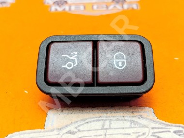 Кнопка закрытия багажника MERCEDES-BENZ C-класс W205/S205/C205/A205 (2014 - 2018) — Разборка Мерседес