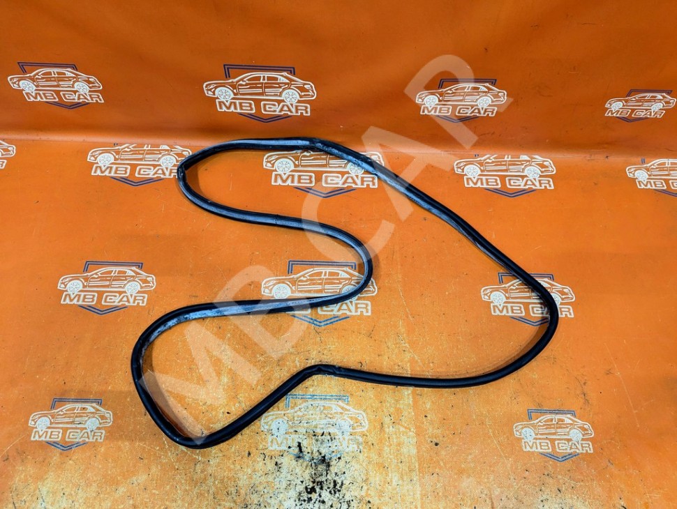 Уплотнитель крышки багажника MERCEDES-BENZ CLK-класс C209/A209 (2002 - 2005) фото 1 &mdash; Разборка Мерседес