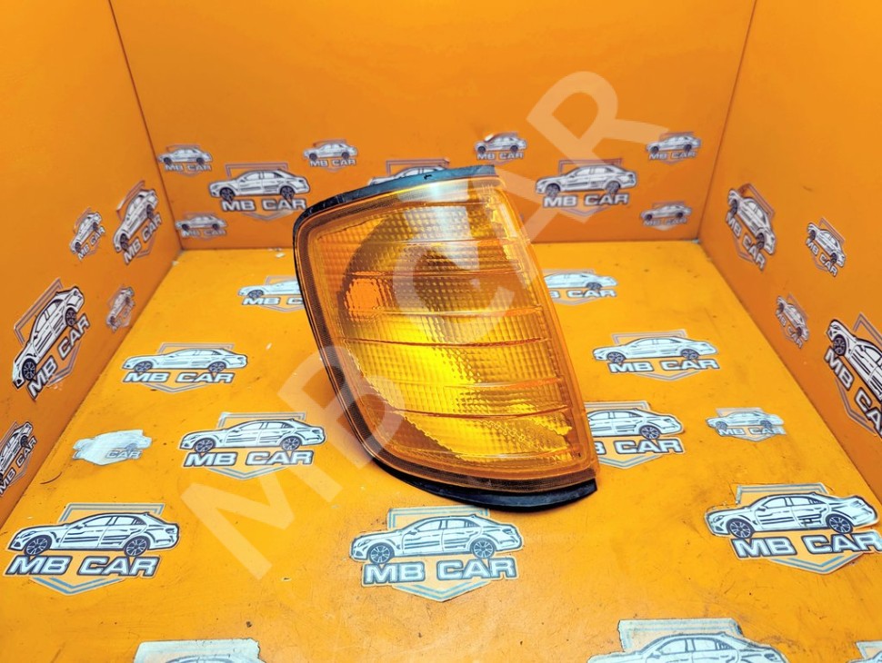 Поворотник правый MERCEDES-BENZ E-класс W124/S124/C124/A124 (1984 - 1997) фото 1 &mdash; Разборка Мерседес