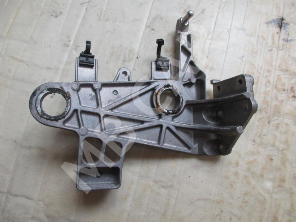 Кронштейн корпуса воздушного фильтра MERCEDES-BENZ CLS-класс C218/X218 рестайлинг (2014 - 2017) фото 1 — Разборка Мерседес