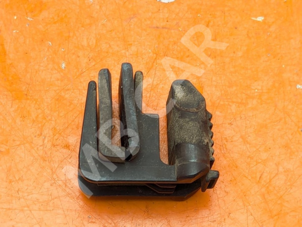 Клипса радиатора MERCEDES-BENZ E-класс W210/S210 (1995 - 1999) фото 1 &mdash; Разборка Мерседес