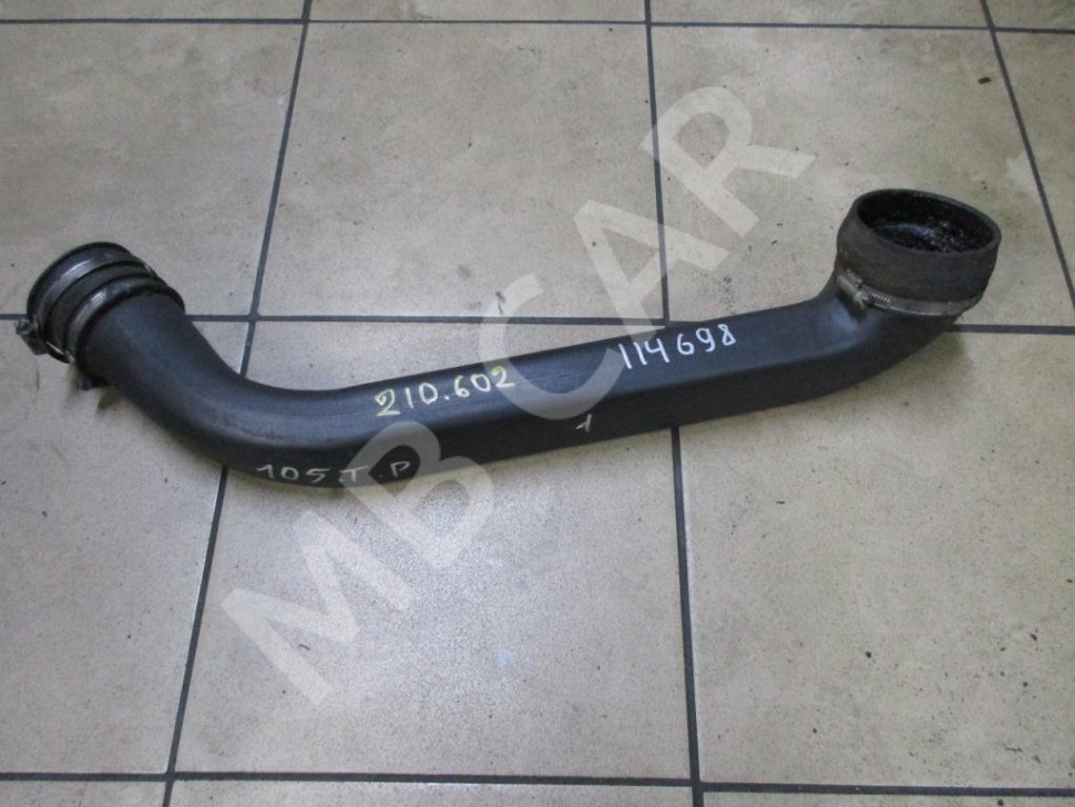 Патрубок интеркулера MERCEDES-BENZ E-класс W210/S210 (1995 - 1999) фото 1 &mdash; Разборка Мерседес