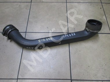 Патрубок интеркулера MERCEDES-BENZ E-класс W210/S210 (1995 - 1999) — Разборка Мерседес