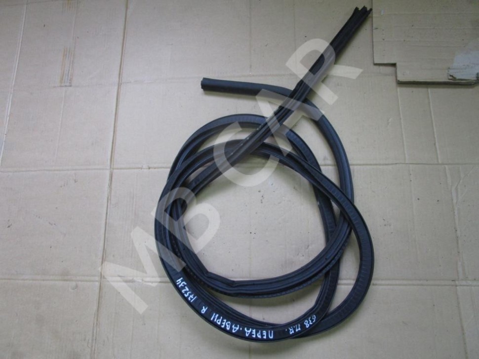 Уплотнитель дверного проема ( на кузове ) MERCEDES-BENZ Vito W638 (1996 - 2003) фото 1 — Разборка Мерседес