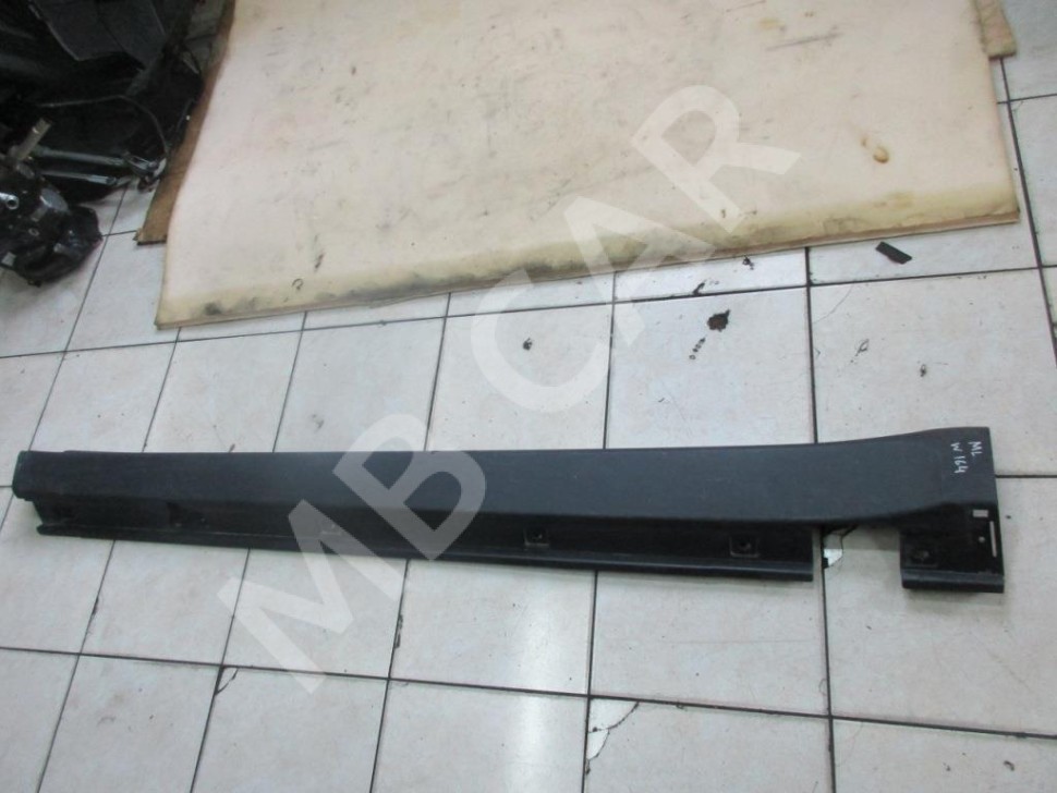 Порог пластиковый левый MERCEDES-BENZ M-класс W164 (2005 - 2008) фото 1 — Разборка Мерседес