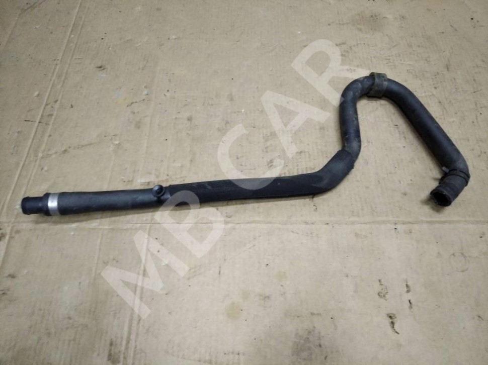 Патрубок ОЖ MERCEDES-BENZ CLA-класс C117/X117 (2013 - 2016) фото 1 — Разборка Мерседес