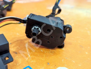 Сервоприводы печки MERCEDES-BENZ S-класс W220 (1998 - 2005) — Разборка Мерседес