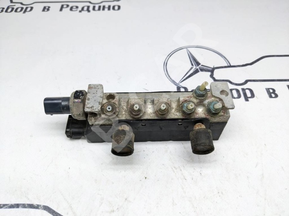 Блок клапанов пневмоподвески MERCEDES-BENZ S-класс W220 рестайлинг (2002 - 2005) фото 1 — Разборка Мерседес
