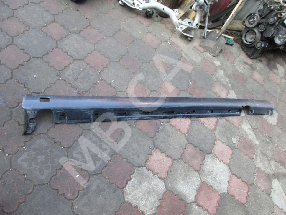 Порог пластиковый правый MERCEDES-BENZ S-класс W220 (1998 - 2005) фото 1 &mdash; Разборка Мерседес