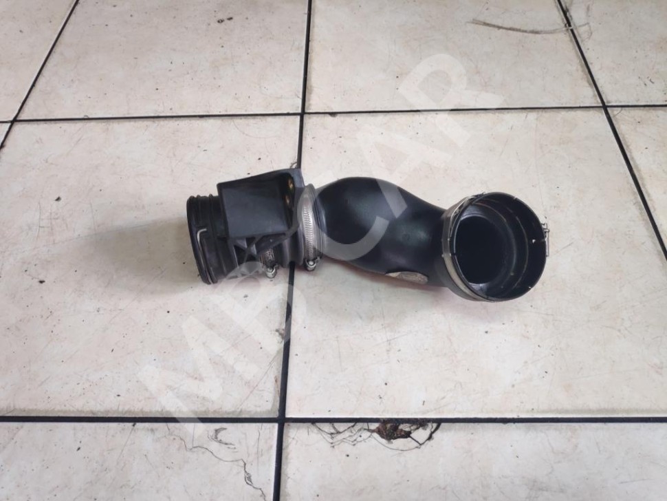 Патрубок интеркулера MERCEDES-BENZ C-класс W204/S204 (2006 - 2011) фото 1 — Разборка Мерседес