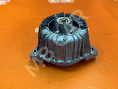 Опора двигателя MERCEDES-BENZ E-класс W212/S212/C207/A207 (2009 - 2013) — Разборка Мерседес