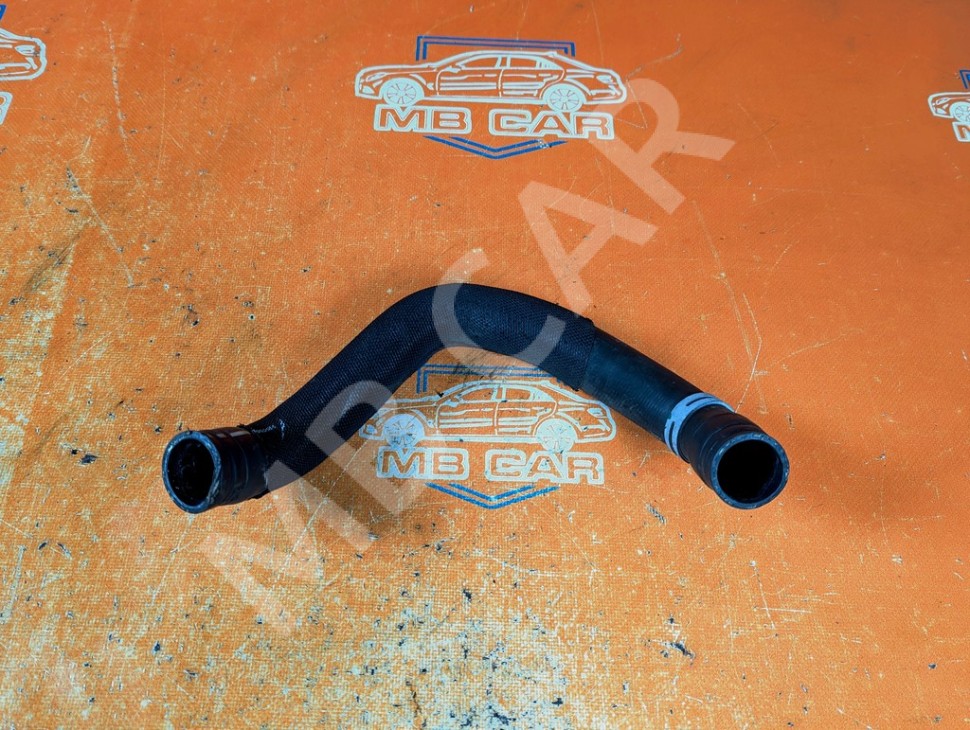 Патрубок ОЖ MERCEDES-BENZ A-класс AMG W176 (2013 - 2015) фото 1 &mdash; Разборка Мерседес