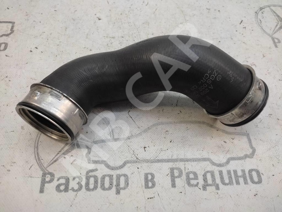 Патрубок интеркулера MERCEDES-BENZ C-класс W203/S203/CL203 (2000 - 2004) фото 1 &mdash; Разборка Мерседес