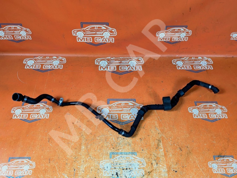 Патрубок ОЖ MERCEDES-BENZ A-класс AMG W176 (2013 - 2015) фото 1 &mdash; Разборка Мерседес