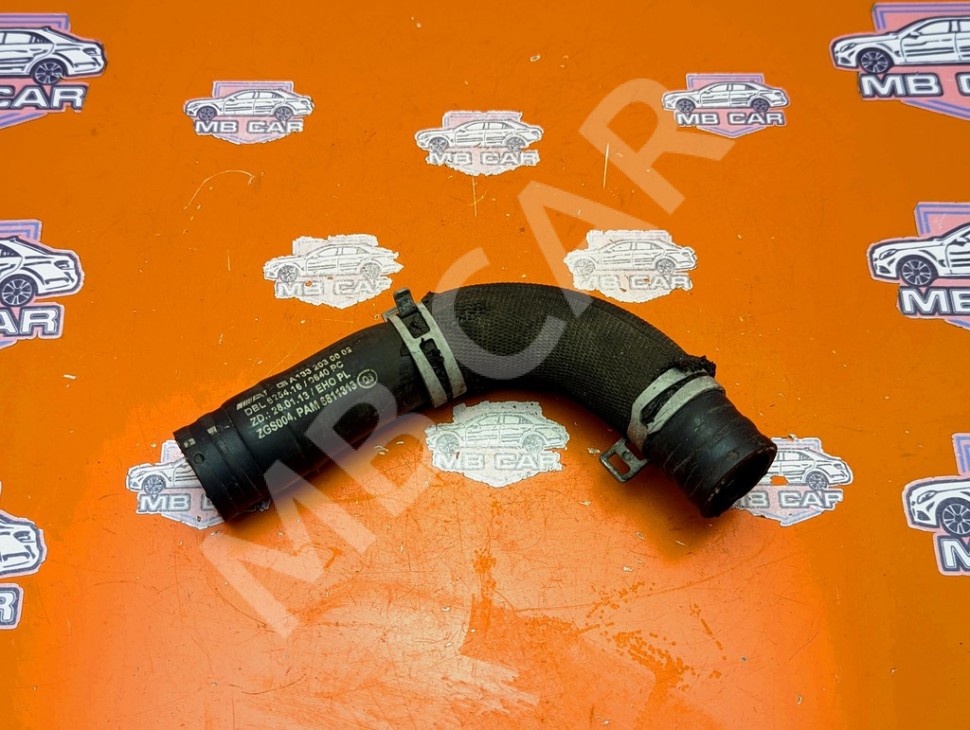 Патрубок ОЖ MERCEDES-BENZ A-класс AMG W176 (2013 - 2015) фото 1 &mdash; Разборка Мерседес