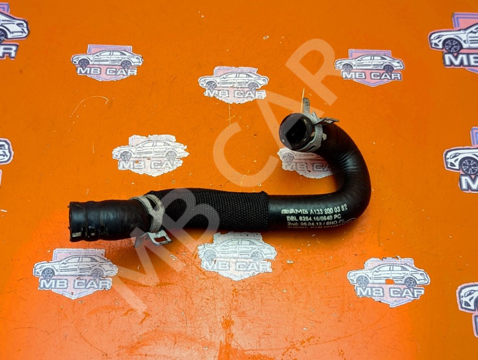 Патрубок ОЖ MERCEDES-BENZ A-класс AMG W176 (2013 - 2015) фото 1 &mdash; Разборка Мерседес