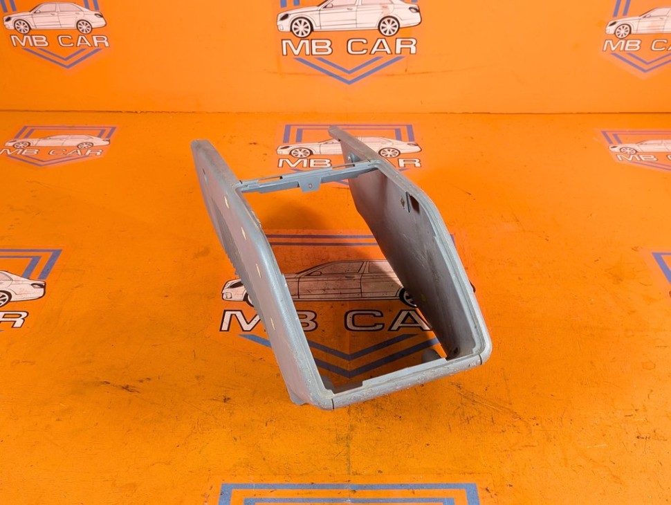 Подлокотник MERCEDES-BENZ V-класс W638/W639 (1996 - 2003) V 220 2.1 D AT (122 л.с.) фото 1 &mdash; Разборка Мерседес