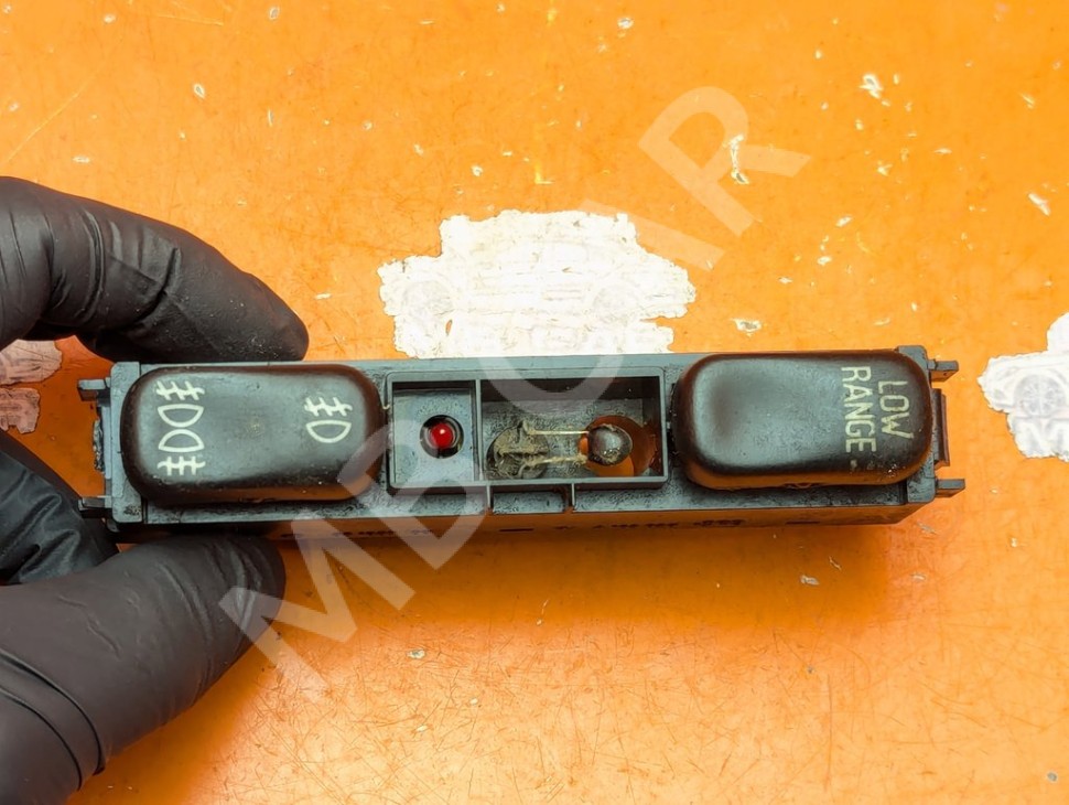 Кнопка блокировки мостов MERCEDES-BENZ M-класс W163 рестайлинг (2001 - 2005) фото 1 &mdash; Разборка Мерседес