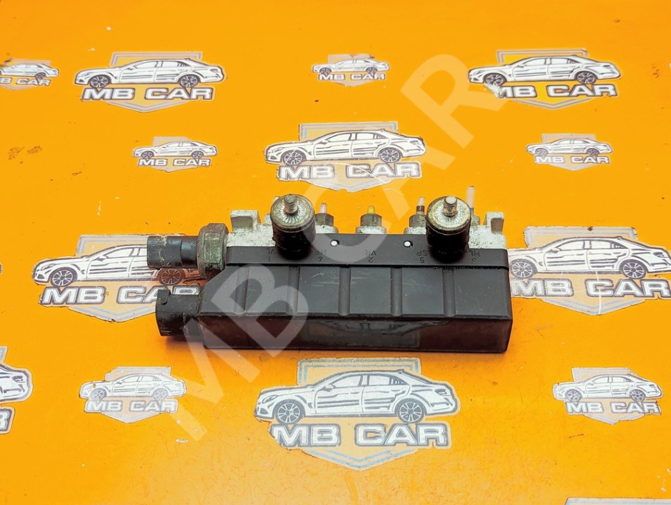 Блок клапанов пневмоподвески MERCEDES-BENZ S-класс W220 (1998 - 2005) фото 1 &mdash; Разборка Мерседес