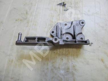 Кронштейн корпуса воздушного фильтра MERCEDES-BENZ C-класс W205/S205/C205/A205 (2014 - 2018) — Разборка Мерседес