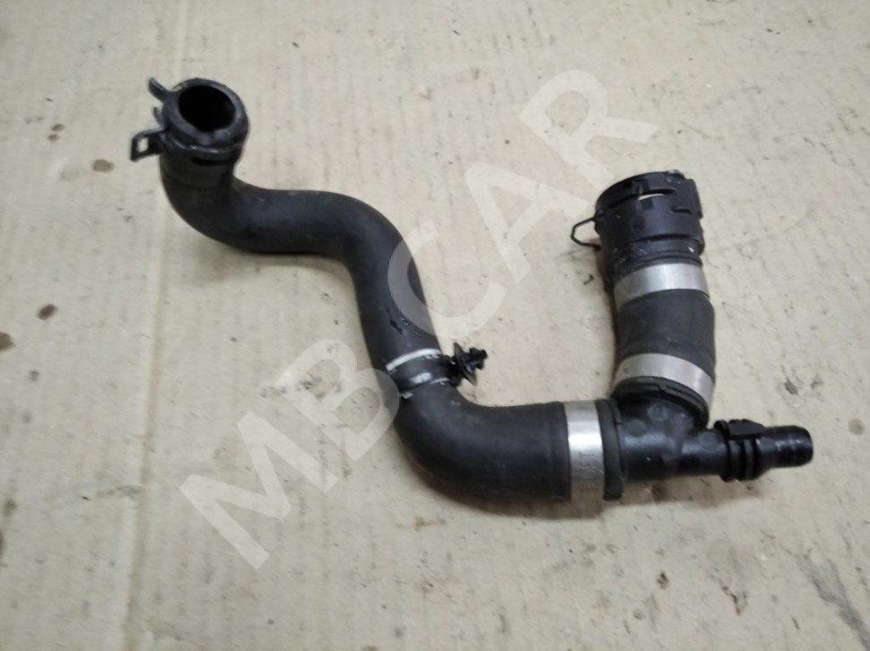 Патрубок ОЖ MERCEDES-BENZ GLA-класс X156 рестайлинг (2017 - 2020) фото 1 — Разборка Мерседес