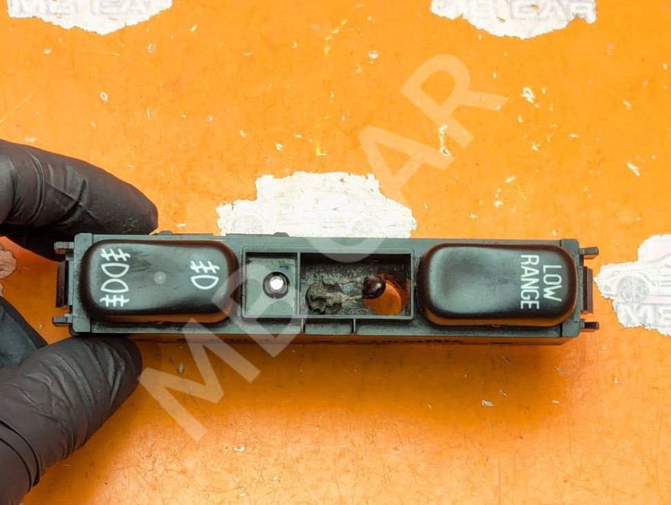 Кнопка блокировки мостов MERCEDES-BENZ M-класс W163 (1997 - 2001) фото 1 &mdash; Разборка Мерседес