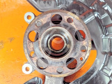 Кулак поворотный передний левый MERCEDES-BENZ GLA-класс AMG X156 (2014 - 2017) &mdash; Разборка Мерседес