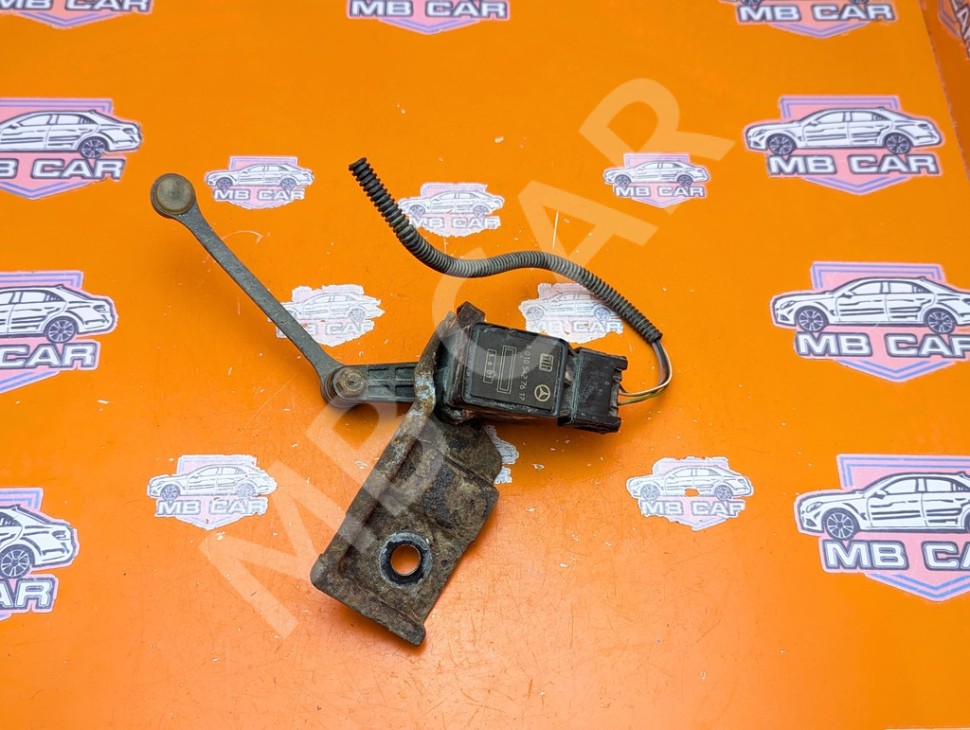 Датчик уровня пола MERCEDES-BENZ S-класс W220 (1998 - 2005) фото 1 &mdash; Разборка Мерседес