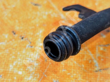 Трубка маслоизмерительного щупа MERCEDES-BENZ S-класс W220 рестайлинг (2002 - 2005) — Разборка Мерседес