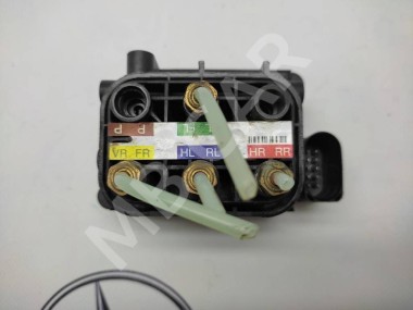 Блок клапанов пневмоподвески MERCEDES-BENZ S-класс W222/C217/A217 (2013 - 2017) — Разборка Мерседес