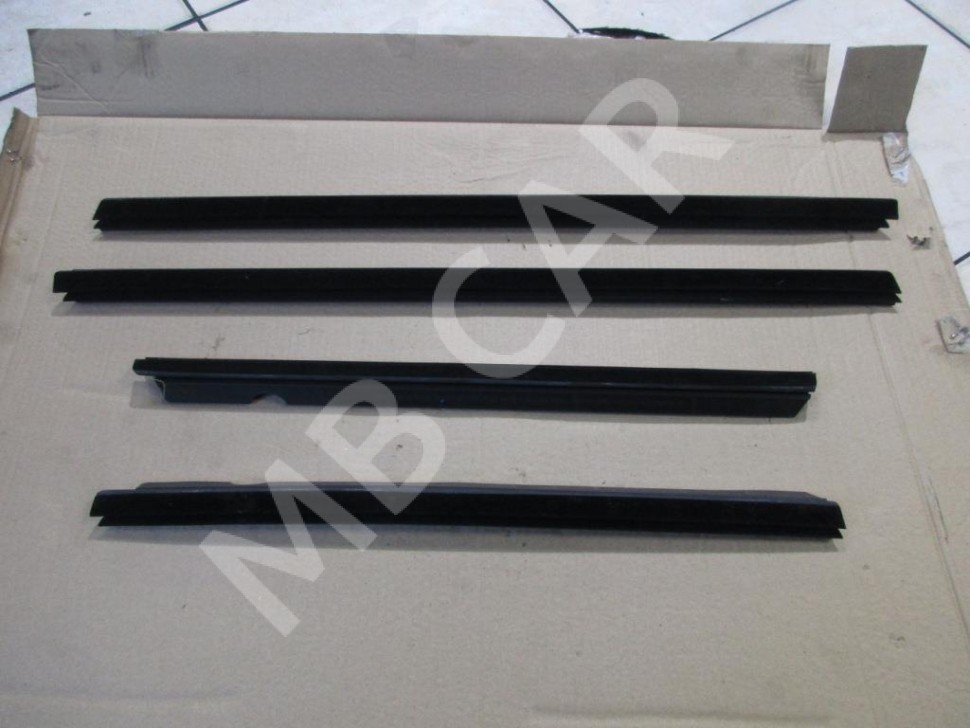 Уплотнитель стекла двери MERCEDES-BENZ C-класс W204/S204 (2006 - 2011) фото 1 — Разборка Мерседес