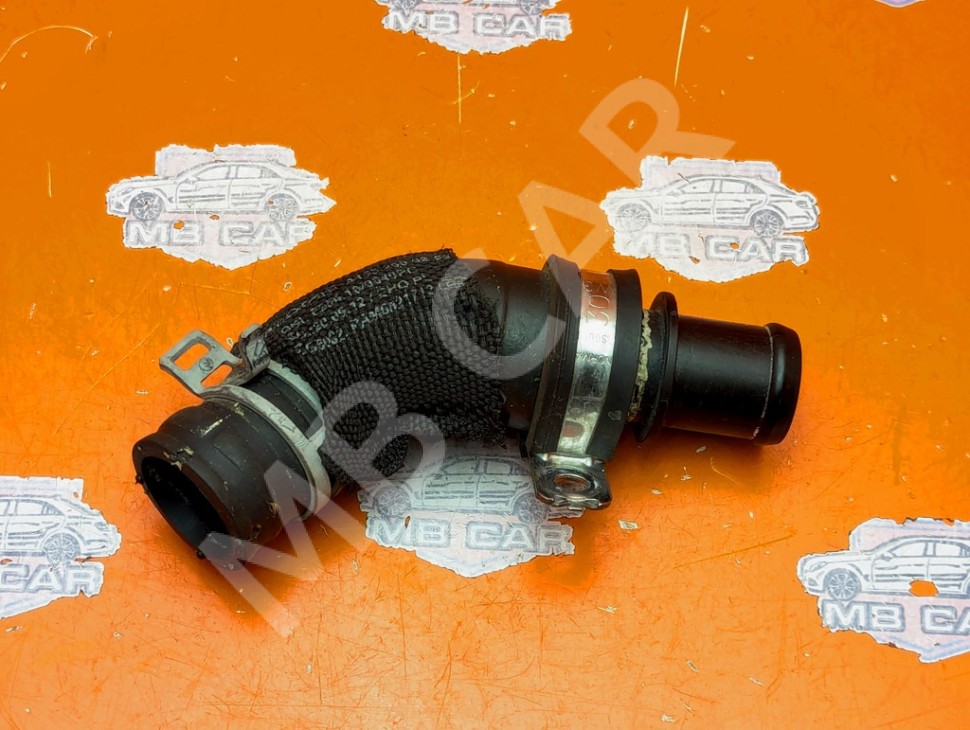 Патрубок ОЖ MERCEDES-BENZ A-класс AMG W176 (2013 - 2015) фото 1 &mdash; Разборка Мерседес